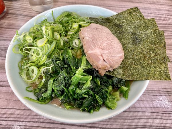「ほうれん草増しラーメン 中盛 ＋ ネギ ＋ サービスライス」@横浜ラーメン 武蔵家 武蔵境店の写真