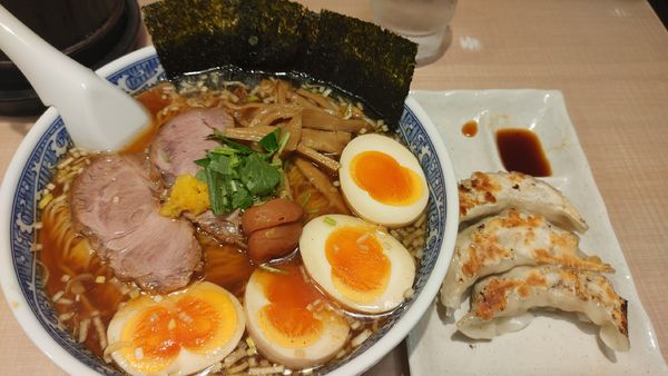 「特製らーめん(全部のせ)・縁たま・大盛・和風ぎょうざ・梅干し」@与ろゐ屋の写真