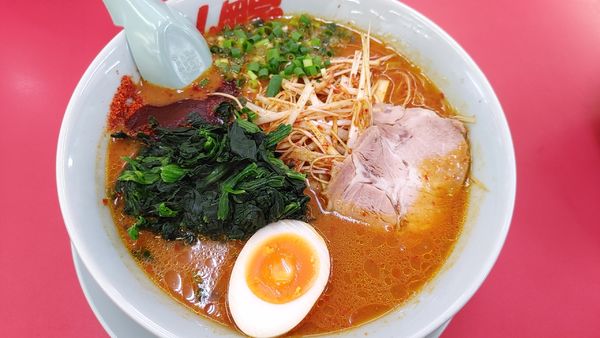 「ウルトラ激辛ラーメン　ほうれん草トッピング」@山岡家 松本店の写真