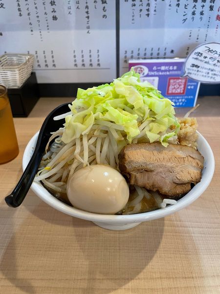 「ラーメン硬め野菜増し油少なめニンニクサービス卵」@らー麺 だるまの写真