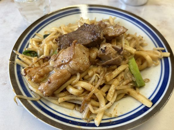 「ホルモンうどん ピリ辛(1玉)850円+酒350円」@橋野食堂の写真