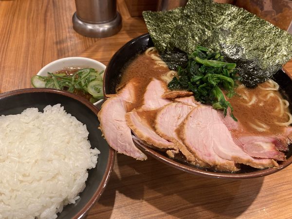 「チャーシューメン中盛(オオメ)¥1150+ライス¥50」@横浜家系らーめん 輝道家の写真