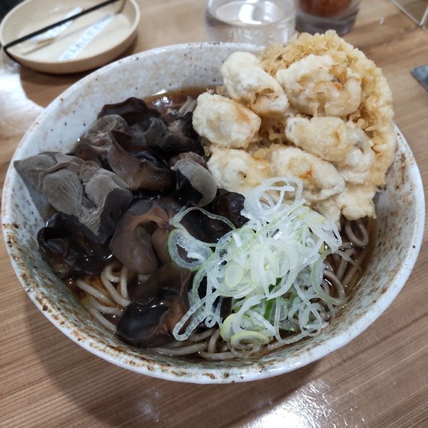 「アサリのかき揚げそば（￥530）＋木クラゲ（￥120）」@そば処 二葉 神田駅南口店の写真