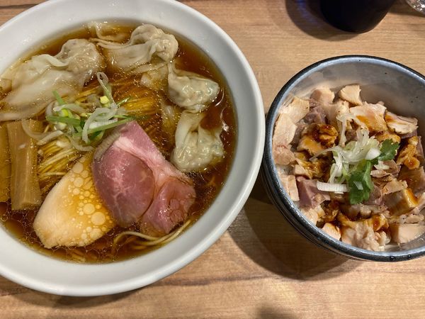 「ワンタン醤油+炙りチャーシュー丼」@麺屋 彩音 ~Sign~の写真