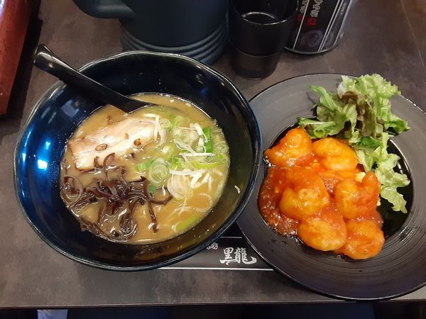 「豚骨ラーメン　エビチリ小ライス」@黒龍の写真