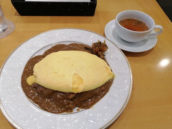 「ドライカレーオムレツのせ スープ付き 1200円」@神田ルー・ド・メール Loup de merの写真