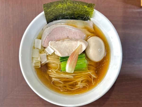 「★上中華 味玉 水だしイリコ醤油🍜¥1,060」@メヂカそば 吟魚の写真