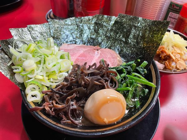 「ラーメン＋のり＋きくらげ＋薬味ねぎ＋半賄い飯」@家系ラーメン とらきち家の写真