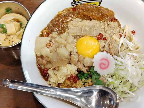 「汁なしカレー（麺①、にんにく、あぶら）＋味玉」@麺屋まるいちの写真