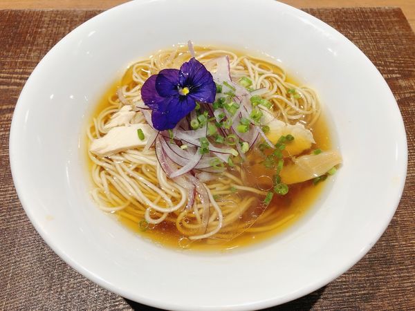 「鶏と水　あっさり（醤油）790円」@蜂と蝶の写真