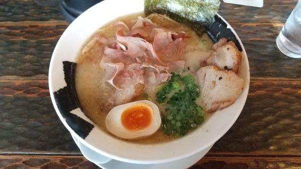 「半生かつお節のせ和風塩とんこつ(チャーシュートッピング)」@どでかっちゃん 木更津店の写真