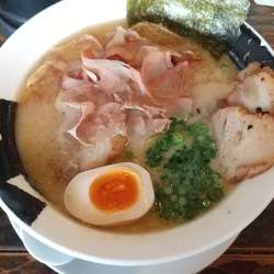 半生かつお節のせ和風塩とんこつ(チャーシュートッピング)