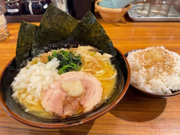 「家系ラーメン（醤油）並＋無料ライス」@横浜家系ラーメン 壱角家 上尾店の写真