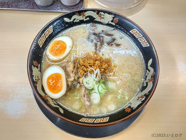 「半熟玉子入り豚とろラーメン（大盛）」@鹿児島ラーメン 豚とろ 天文館本店の写真