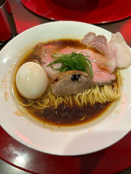 「鴨とカシスの味玉醤油Ramen」@RaMen TOMO TOKYOの写真