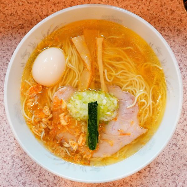 「塩ネギラーメン＋半熟煮卵＋ビール（中瓶）」@ラー麺専門店 こしがやの写真