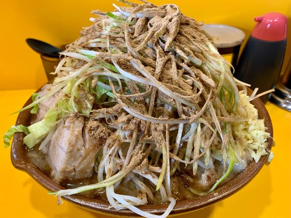 「大ラーメン麺増し550g ニンニクマシマシアブラマシマシヤサイス」@ラーメン二郎 八王子野猿街道店2の写真