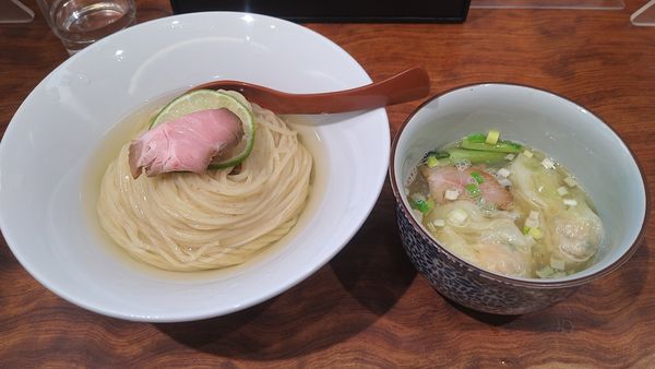 「鶏と魚貝の昆布水つけ麺(肉増し海老ワンタン2個)¥1400-」@三馬路 東京店の写真