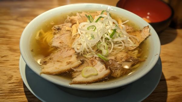 「中華そば＋生卵（850円＋50円）」@えっちゃんラーメン。 田町店の写真