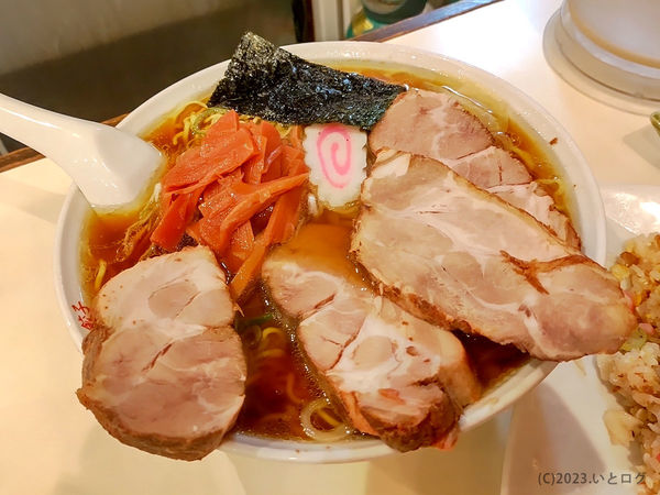 「ワンタンメン（大盛り＋チャーシュー3枚）」@蓬来軒 本店の写真