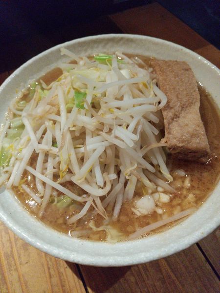 「ラーメン小（ヤサイ少なめ）」@ラーメン豚珍の写真
