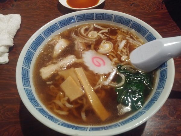 「しょうゆラーメン　660円　レバ刺」@弘竜の写真