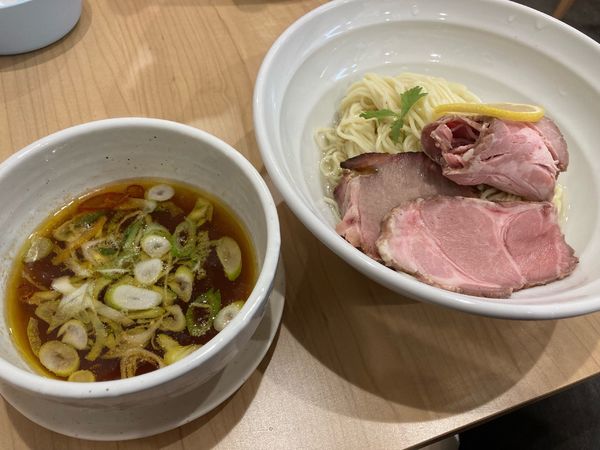 「鰹昆布水つけそば・チャーシュー2枚」@「七色の落書き」の写真