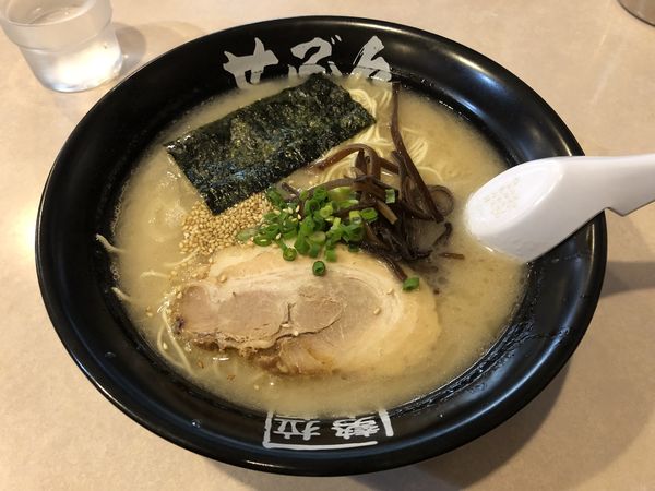 「ラーメン 720円＋中盛 60円」@博多せぶんの写真