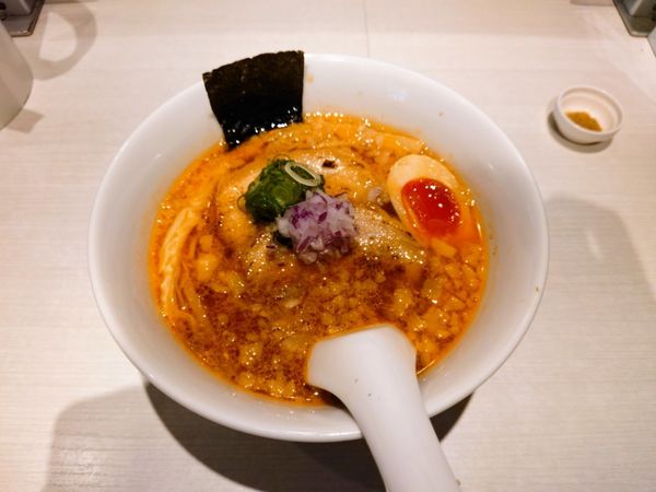 「【限定】背脂煮干ピリ辛味噌らーめん」@淡麗拉麺 己巳の写真