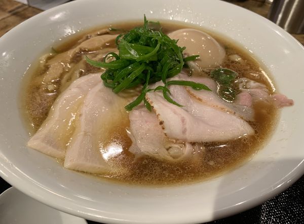 「特級「黒さつま鶏」醤油手もみ麺1230円」@特級鶏蕎麦 龍介 PLAY atre TSUCHIURA店の写真