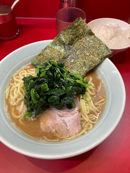 「らーめん中+ほうれん草」@横浜ラーメン 武蔵家 大井町店の写真