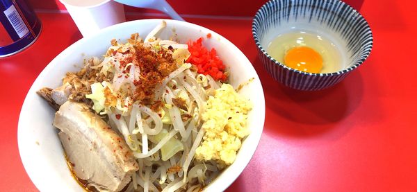 「辛口まぜそば９２０円生卵８０円」@まぜそばマゼロー 船橋店の写真