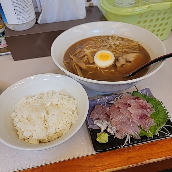 「本日のランチ🅰️店長の釣ったイサキ刺身ライス」@笑顔の写真