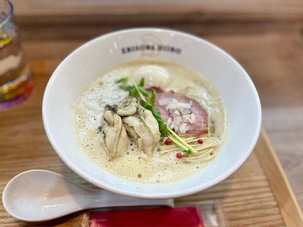「限定麺　濃厚牡蠣そば〜オイスターコンフィを添えて〜+味玉＋替玉」@えびそば 緋彩の写真