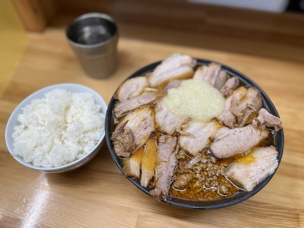 「激辛チャーシュー麺中 ¥950 小ライス ¥120」@北大塚ラーメンの写真