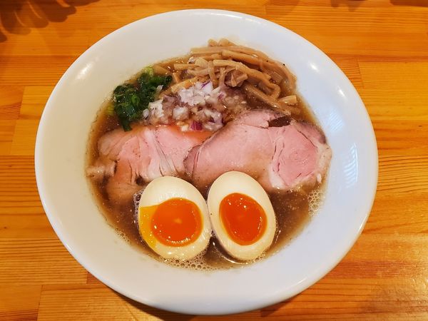 「にぼしブラウン+味玉」@らぁ麺屋 はりねずみの写真