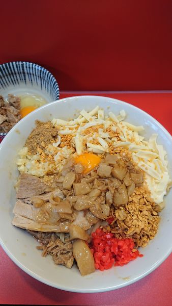 「ジャンクまぜそば+麺300g+チーズ+ほぐし豚入り生卵」@まぜそばマゼロー 船橋店の写真