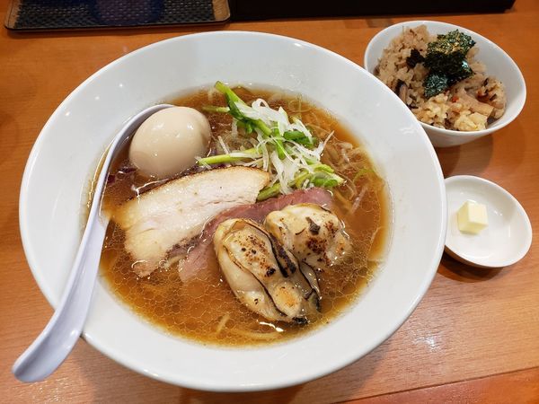 「[季節限定 ]味玉かきらーめん 炊き込みご飯」@中華そば 円月の写真