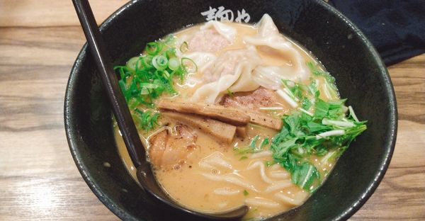 「豚骨と鰹らーめん+ワンタン3個(750円+150円)」@麺や ふくわらいの写真