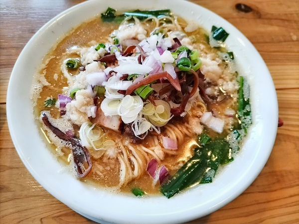 「ニラ煮干しそば」@麺屋琥珀の写真