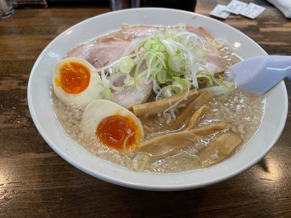 「塩らーめん 少な目+味玉+半ﾁｬｰｼｭｰ（＠1030-）」@こってりらーめん 誉の写真