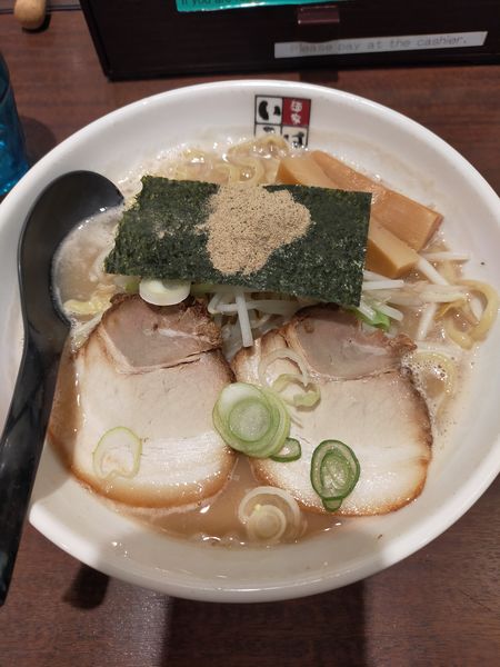 「豚骨煮干らーめん」@豚系 麺家いろは 秋葉原店の写真