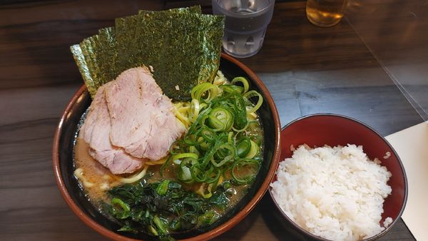 「チャーシューメン大・ほうれん草・のり・青ネギ ￥1,330」@横浜家系らーめん 武術家の写真