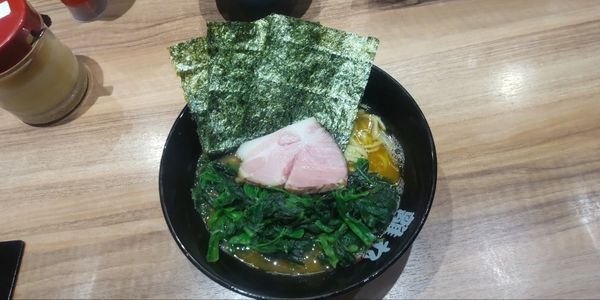 「ラーメン並（ほうれん草トッピング）」@ラーメン武蔵家 HANAREの写真