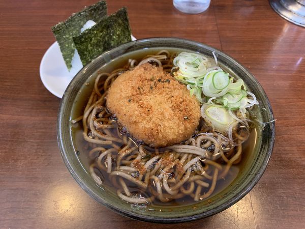 「コロッケそば400+鮭おにぎり110=510円」@そば処 ながみの写真