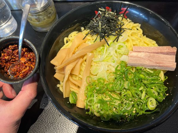 「油そばW盛り880円ねぎゴマ100円食べる辣油20円柚子胡椒」@東京油組総本店 町田組の写真