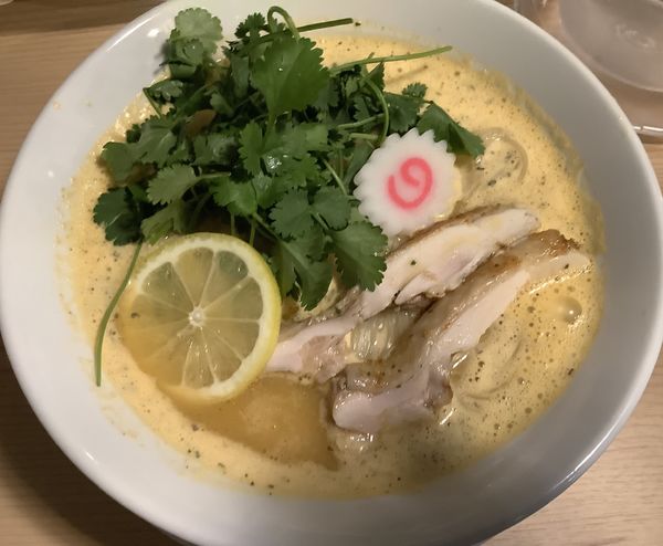 「トムヤムクリーミーヌードル」@クラム&チキンヌードル クラチキの写真