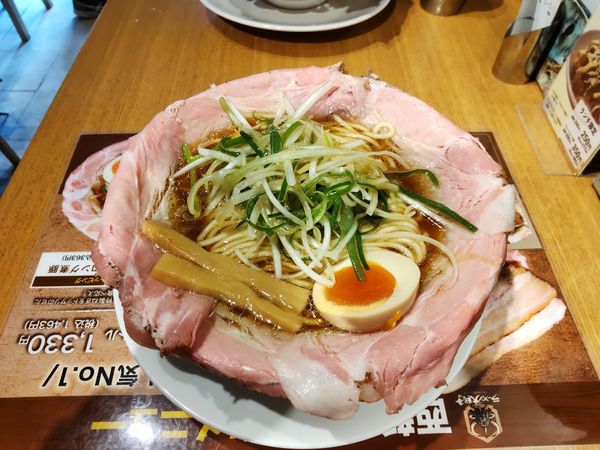 「特製ネギピストル　半味玉付　1120」@ラーメン大戦争 西新宿店の写真