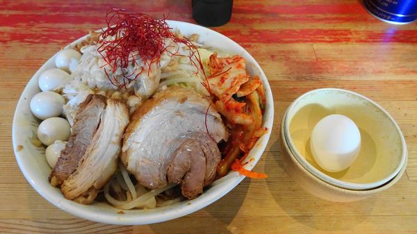 「小ラーメン（900円）＋汁なし＋うずら＋キムチ　ニンニクアブラ」@ラーメン二郎 会津若松駅前店の写真