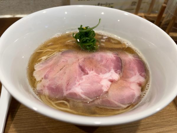 「煮干し醤油らぁ麺」@らぁ麺すずむしの写真